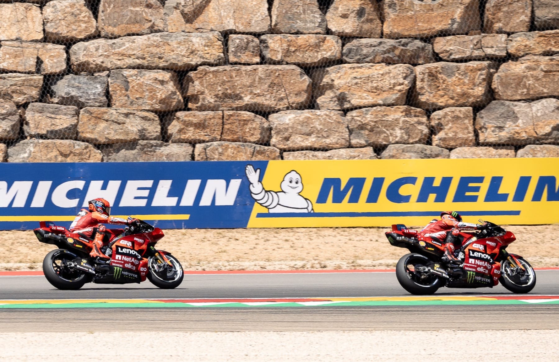 MotoGP Tchéquie 2026 : Bagnaia s'impose au sprint, Bezzecchi frappe un commissaire
